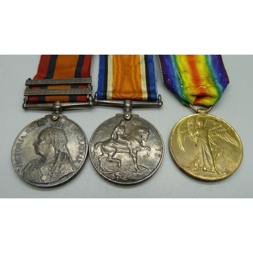 1064 - A set of three medals; Queens South Africa bars, South Africa 1902 and Orange Free State, Victory me... 