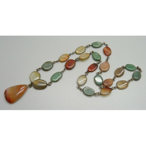 1067 - A Scottish agate necklace