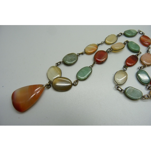 1067 - A Scottish agate necklace