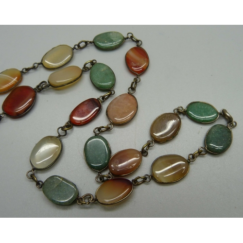 1067 - A Scottish agate necklace