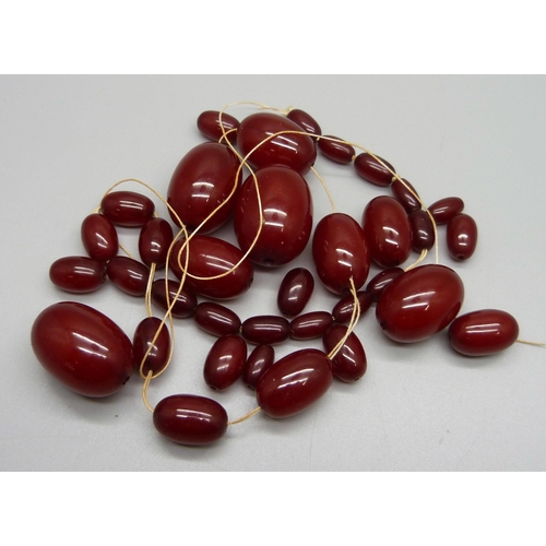 1068 - A sherry amber bead necklace, requires re-stringing, 67g