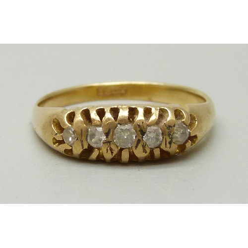 1092 - An 18ct gold ring set with five graduated diamonds weighing approximately 0.11ct, 3g, J