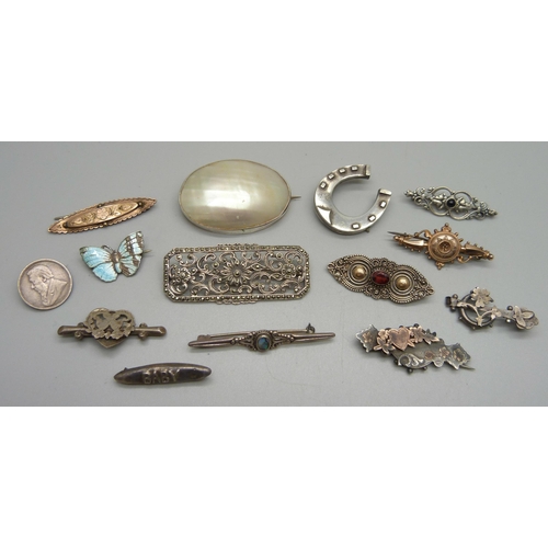 1095 - A collection of Victorian brooches including silver and rolled gold