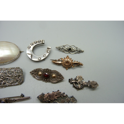 1095 - A collection of Victorian brooches including silver and rolled gold