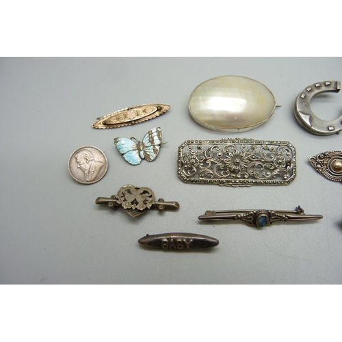 1095 - A collection of Victorian brooches including silver and rolled gold