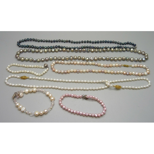 1097 - Baroque cultured pearl and freshwater pearl necklets and bracelets