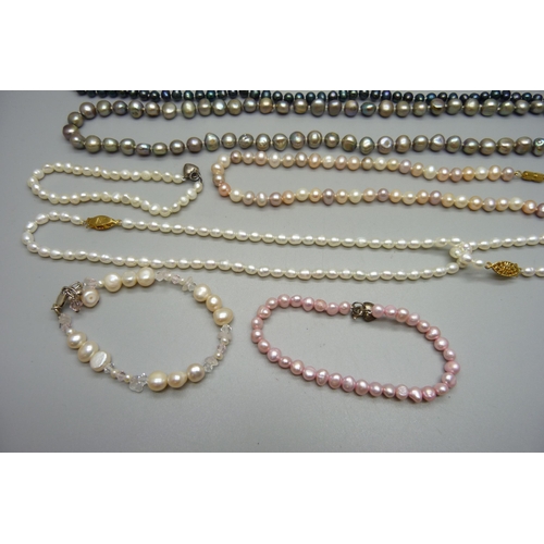 1097 - Baroque cultured pearl and freshwater pearl necklets and bracelets