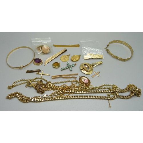 1098 - A collection of gold plated jewellery