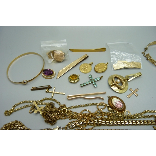 1098 - A collection of gold plated jewellery