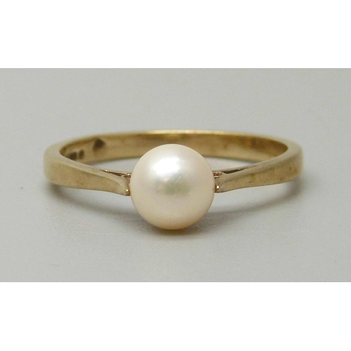 1102 - A 9ct gold and pearl ring, M/N