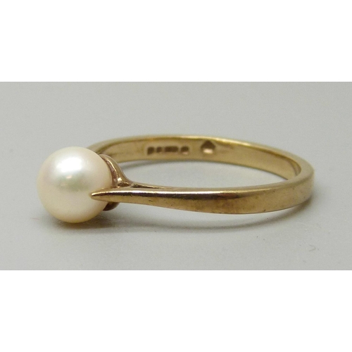 1102 - A 9ct gold and pearl ring, M/N