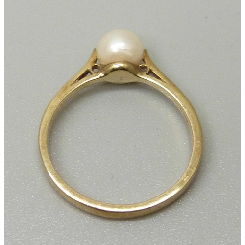 1102 - A 9ct gold and pearl ring, M/N