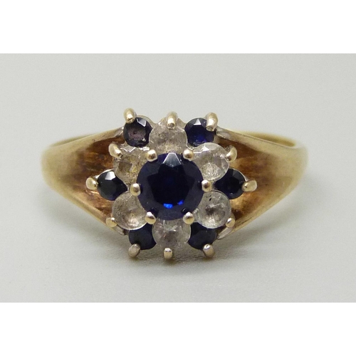 1115 - A 9ct gold cluster ring, 3.0g, O