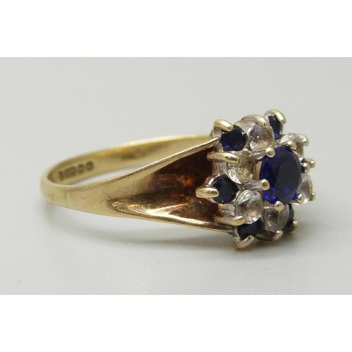 1115 - A 9ct gold cluster ring, 3.0g, O