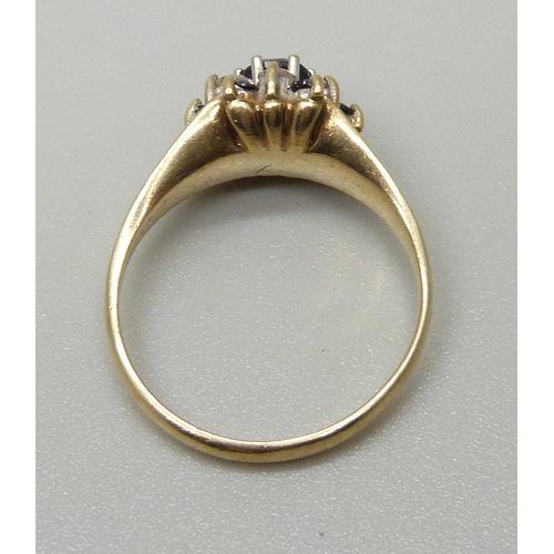 1115 - A 9ct gold cluster ring, 3.0g, O