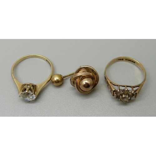 1118 - Two 9ct gold rings and two single earrings, 4.2g