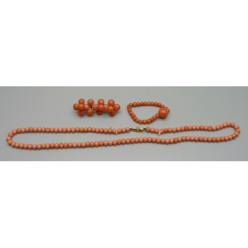 1122 - A coral necklace, 40cm, brooch and small string of coral, 24g