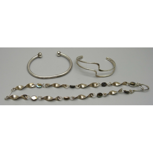 1133 - Silver jewellery; two bangles and a necklace, 48g