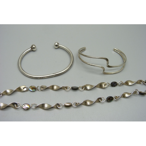 1133 - Silver jewellery; two bangles and a necklace, 48g