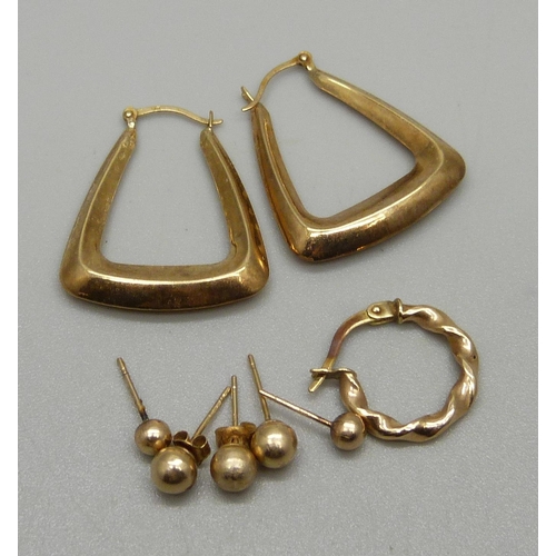 1136 - 9ct gold earrings, 2.1g