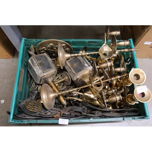 1171 - A box of brassware including a pair of candelabra **PLEASE NOTE THIS LOT IS NOT ELIGIBLE FOR POSTING... 