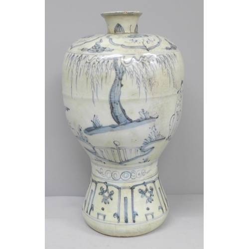 611 - A Chinese 18th Century blue and white bottle vase, 25cm