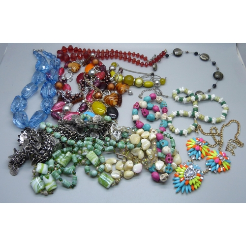 624 - A bag of coloured bead necklaces, etc.