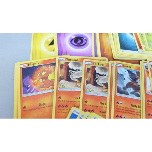 630 - 30 Holo/reverse holo, 300 common/uncommon and rare Pokemon cards