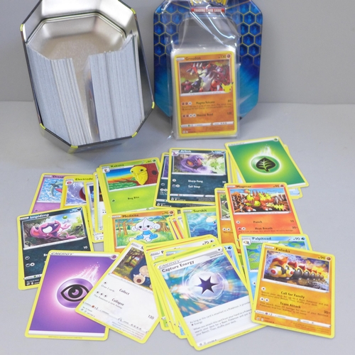 633 - 30 Holo/reverse holo, 300 common/uncommon and rare Pokemon cards