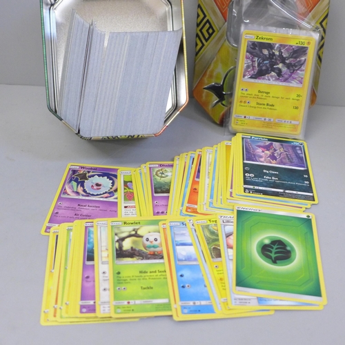 634 - 30 Holo/reverse holo, 300 common/uncommon and rare Pokemon cards