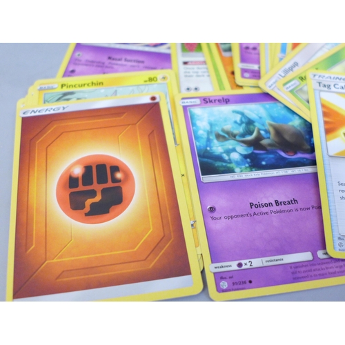 634 - 30 Holo/reverse holo, 300 common/uncommon and rare Pokemon cards