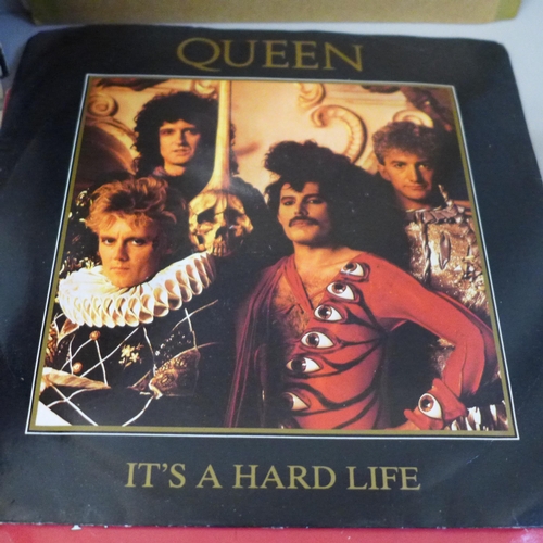 639 - A collection of Queen 7