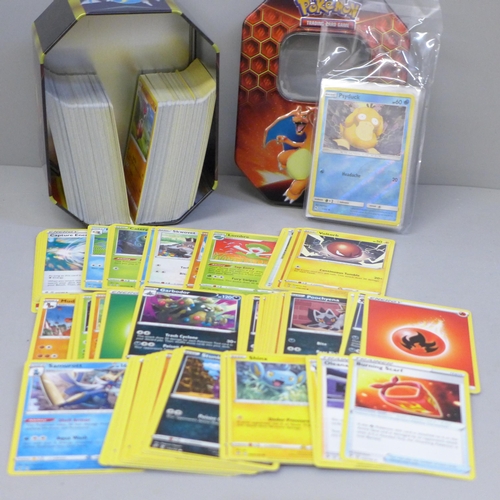 641 - 30 Holo/reverse holo, 300 common/uncommon and rare Pokemon cards