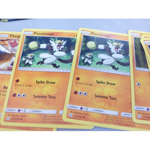 642 - 30 Holo/reverse holo, 300 common/uncommon and rare Pokemon cards