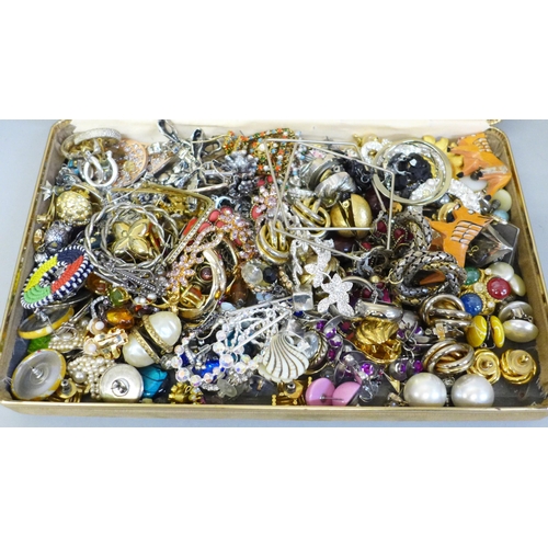 643 - Over one hundred pairs of costume earrings