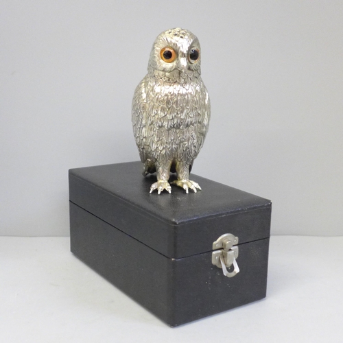 652 - A silver plated owl castor with glass eyes, in fitted case, 13.5cm