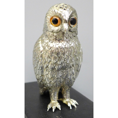 652 - A silver plated owl castor with glass eyes, in fitted case, 13.5cm