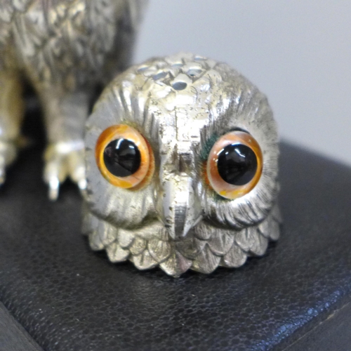 652 - A silver plated owl castor with glass eyes, in fitted case, 13.5cm