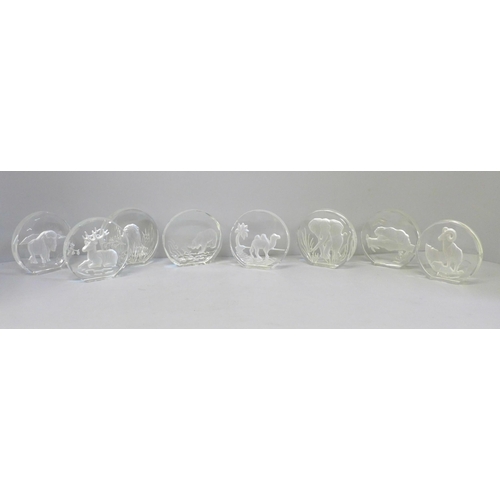 662 - A complete set of eight 3D engraved wildlife crystals from The Danbury Mint, West Germany including ... 