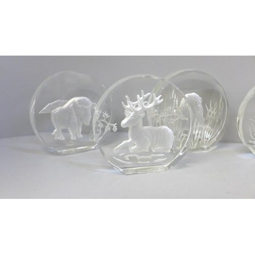 662 - A complete set of eight 3D engraved wildlife crystals from The Danbury Mint, West Germany including ... 