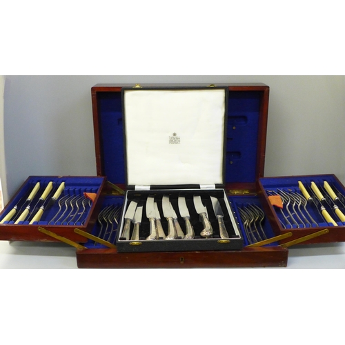 704 - A set of silver plated handled knives and a wooden canteen of cutlery