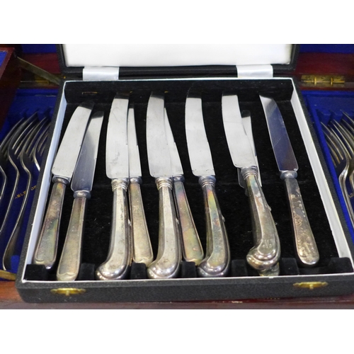 704 - A set of silver plated handled knives and a wooden canteen of cutlery