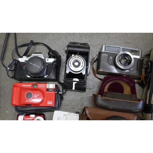 752 - Cameras; Praktica BCX with lenses and bag, Olympus OM10 with two lenses and flash unit, a Minolta ca... 