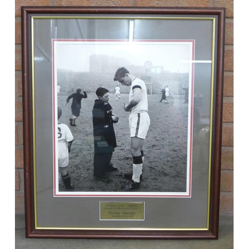 755 - Football, a scarce silver gelatin 370 x 430 photograph of Duncan Edwards signing an autograph, 1st F... 