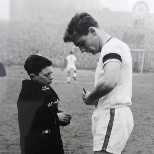 755 - Football, a scarce silver gelatin 370 x 430 photograph of Duncan Edwards signing an autograph, 1st F... 