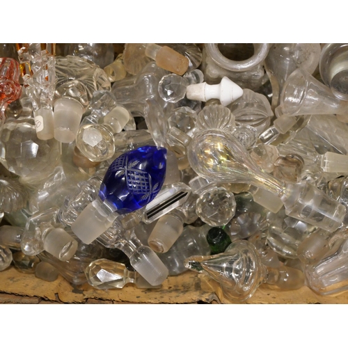 861 - A large collection of glass stoppers