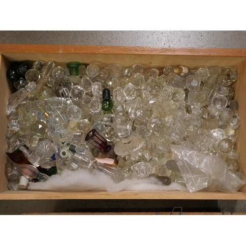 861 - A large collection of glass stoppers