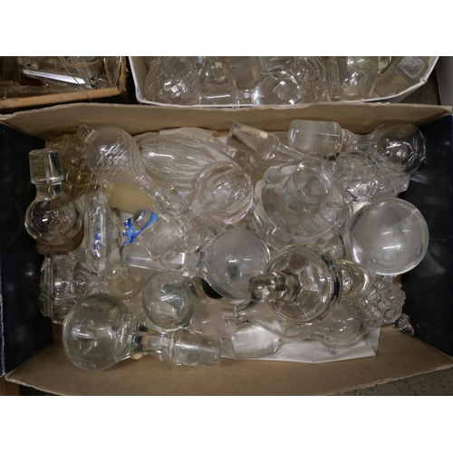 862 - A large collection of glass stoppers