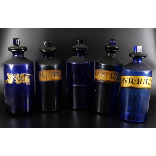 867 - A large collection of 29 apothecary and medicine bottles, including Bristol Blue,  and 7 measures , ... 