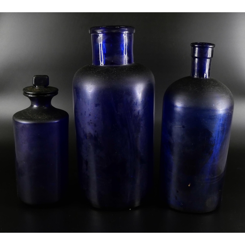 867 - A large collection of 29 apothecary and medicine bottles, including Bristol Blue,  and 7 measures , ... 